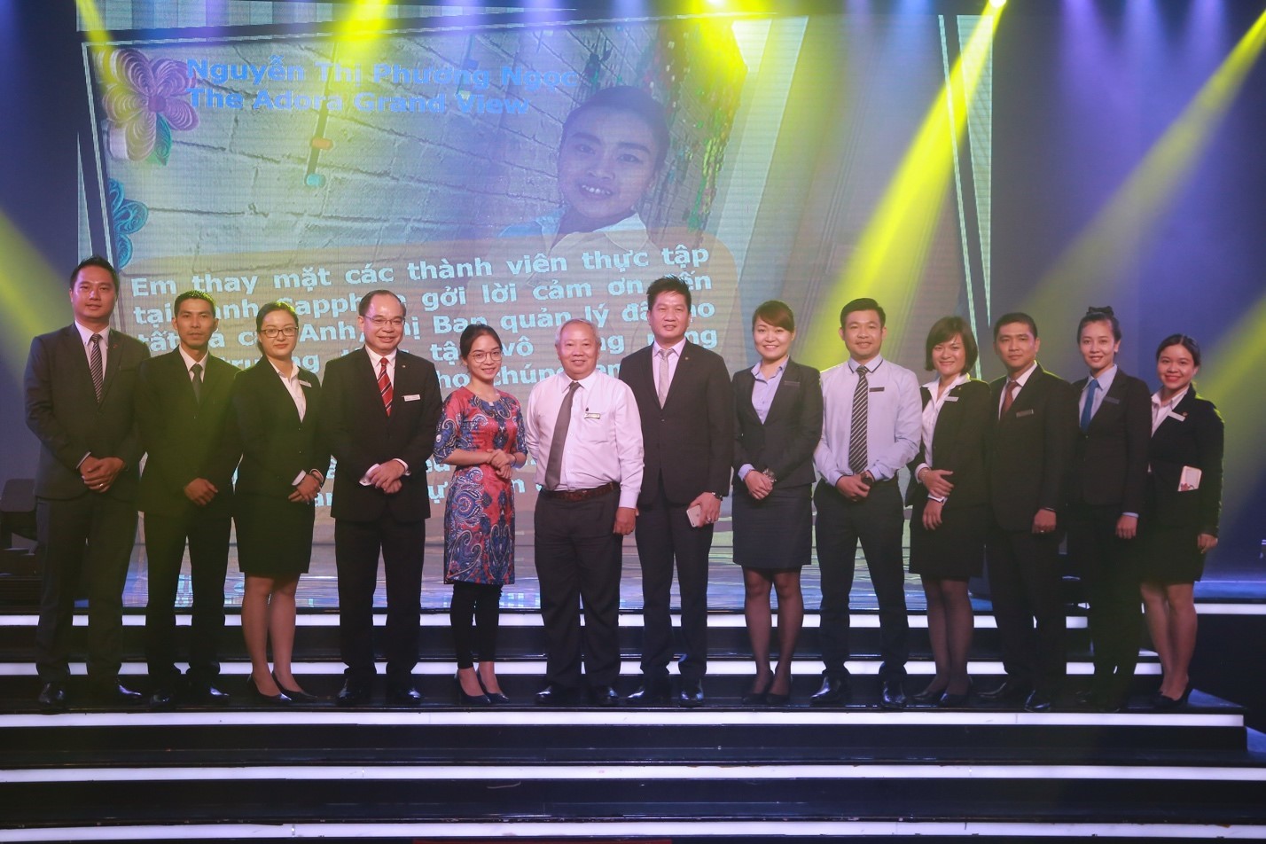 Hình 4: Ban Quản lý The Adora Dong Phuong Group và các thầy cô Khoa Quản trị kinh doanh chụp hình lưu niệm