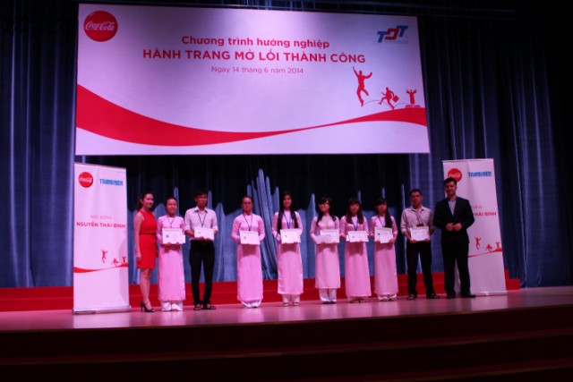 Đại diện nhãn hàng Coca-Cola trao tặng học bổng cho các bạn sinh viên