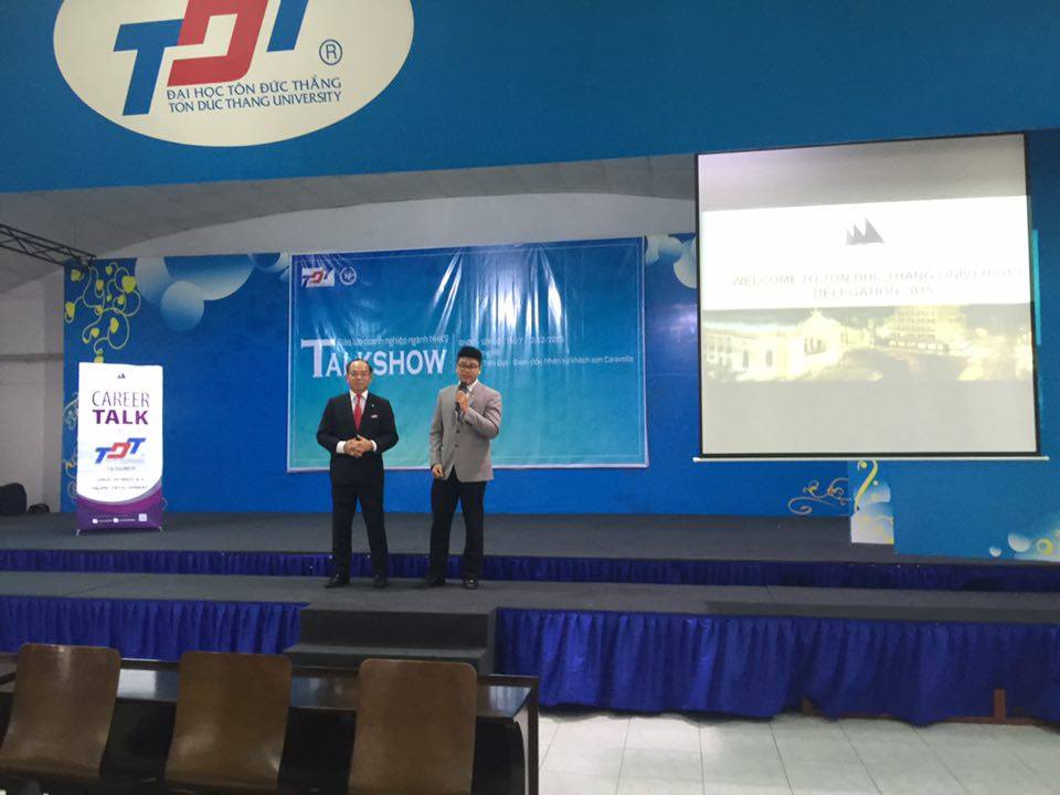Career Talk : MC đang giới thiệu diễn giả Bùi Tiến Đạt, Giám đốc Nhân sự của khách sạn Caravelle Saigon.