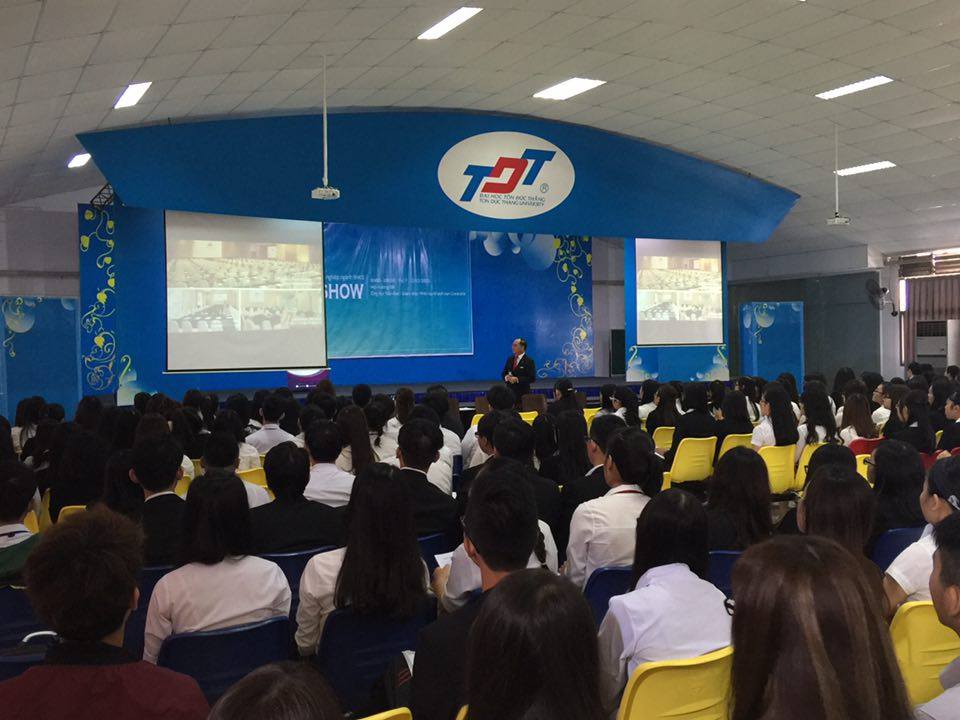 Diễn giả Bùi Tiến Đạt đang chia sẻ một số hình ảnh hoạt động trong lĩnh vực Nhà hàng – Khách sạn