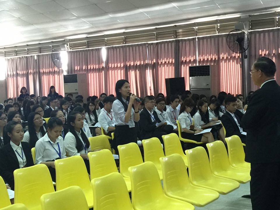 Sinh viên rất hào hứng đặt các câu hỏi với diễn giả