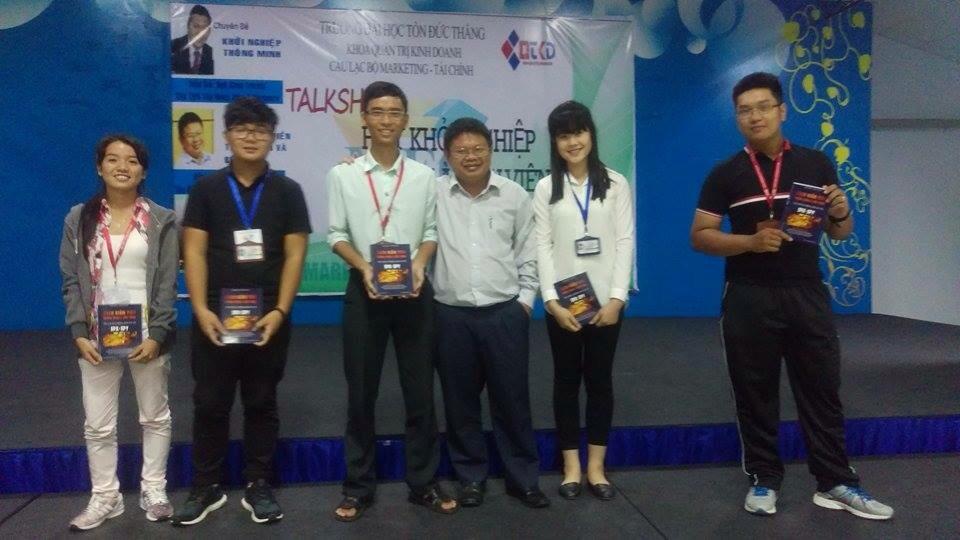 Cuối chương trình các bạn sinh viên may mắn nhận được quà từ Ban tổ chức. Khóa học khép lại với những nụ cười nở trên môi các bạn sinh viên ĐH Tôn Đức Thắng.
