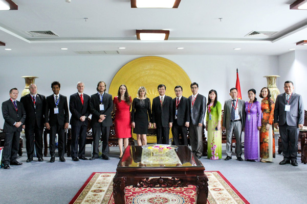Lãnh đạo Trường đại học Tôn Đức Thắng chụp hình lưu niệm cùng Ban tổ chức Hội thảo ICFE 2016