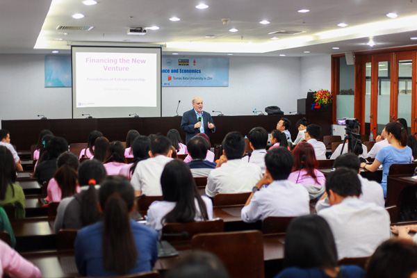 GS. Ari Ginsberg từ Trường đại học New York (NYU – Hoa Kỳ) trong buổi tọa đàm với sinh viên TDTU về đề tài “Huy động vốn khởi nghiệp”