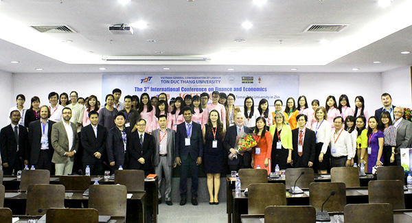 ... mà còn là cơ hội để giảng viên, sinh viên Trường đại học Tôn Đức Thắng được tiếp cận các nguồn kiến thức mới của thế giới về Kế toán, Tài chính và Quản trị