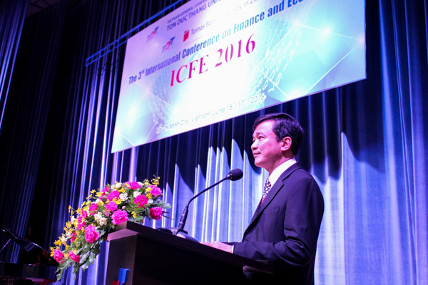 GS. Lê Vinh Danh, Hiệu trưởng Trường đại học Tôn Đức Thắng phát biểu khai mạc và chào mừng đại biểu về dự Hội thảo