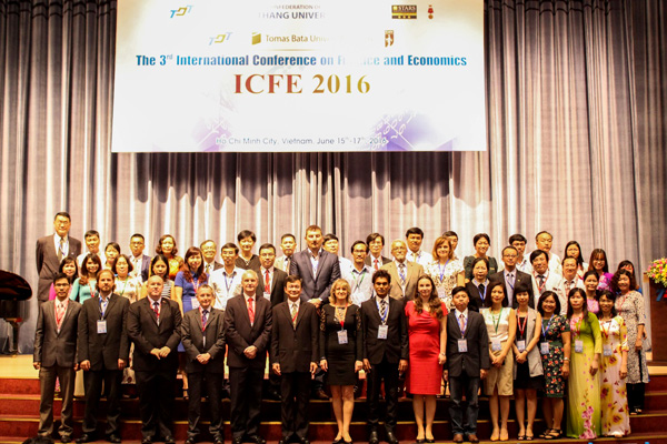 Đại biểu tham dự Hội thảo chụp hình lưu niệm tại Lễ Khai mạc ICFE 2016