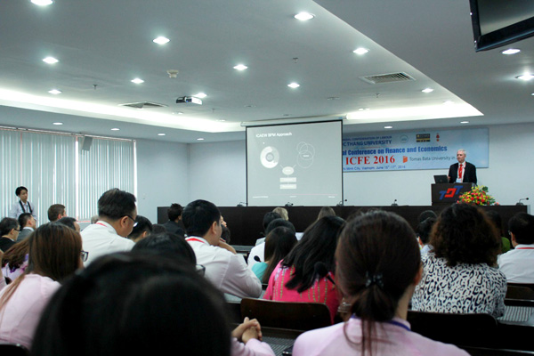 Các chuyên gia, nhà nghiên cứu trình bày tham luận tại Hội thảo