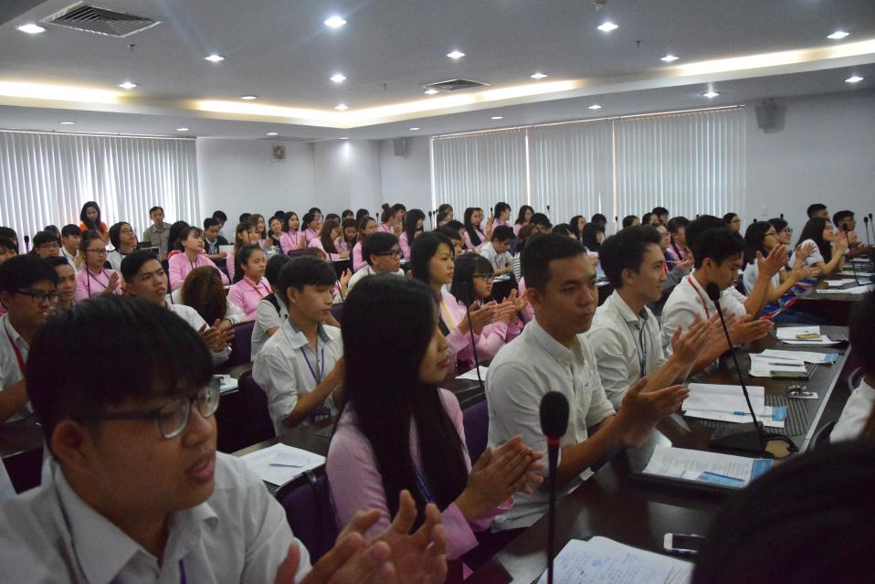 Các bạn sinh viên rất thích thú với buổi chia sẻ đầy bài học quý báu của ông Willis Turner