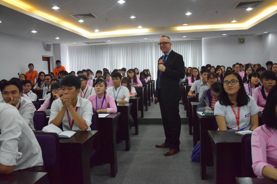 Ông Willis Turner chia sẻ về chủ đề “Everyone is a Marketer”