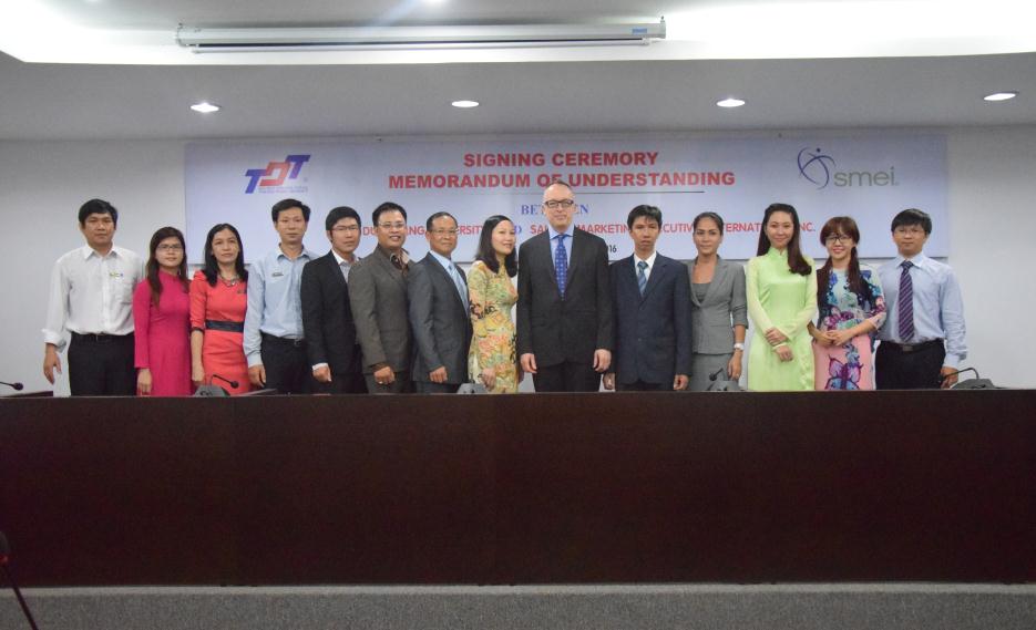 Đại diện phía Nhà trường và Đại diện của SMEI cùng nhau chụp ảnh lưu niệm