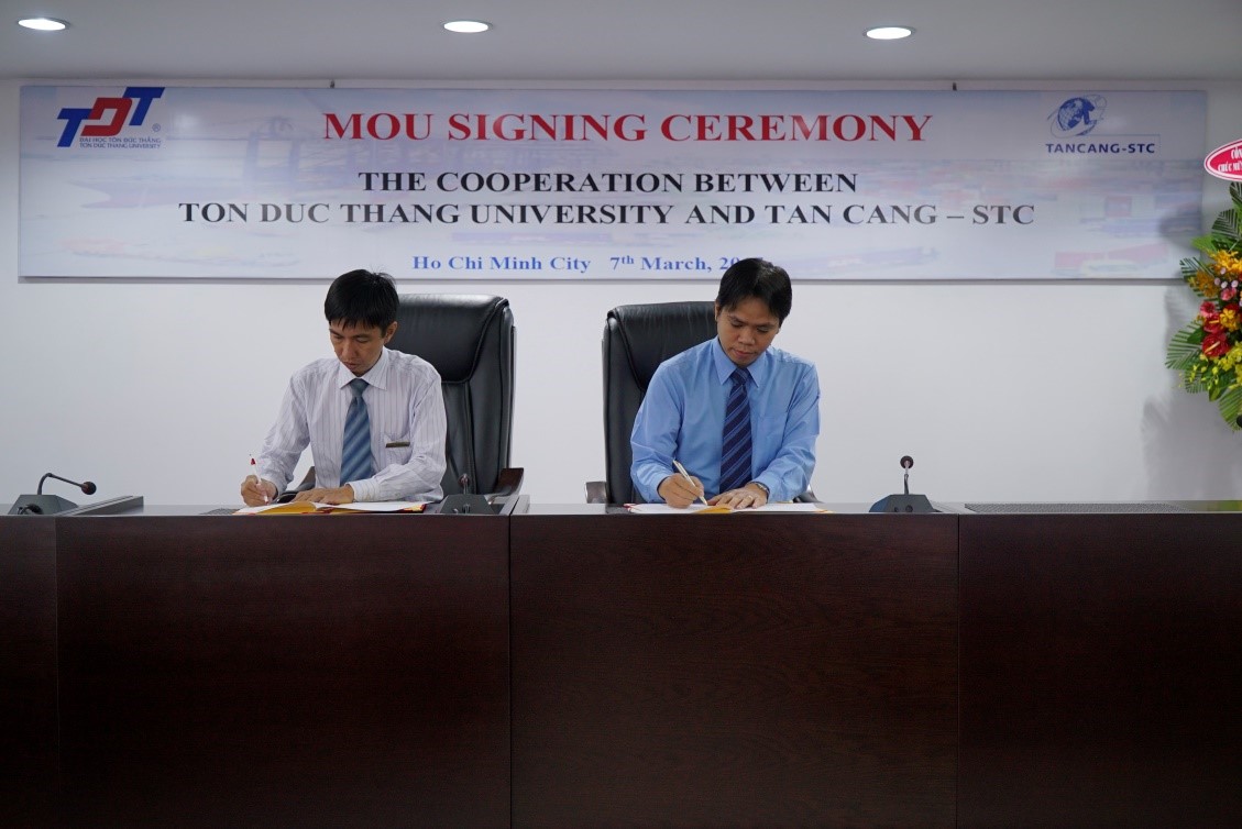 Tiến sĩ Võ Hoàng Duy - Phó Hiệu trưởng Trường Đại học Tôn Đức Thắng và Ông Trương Tấn Lộc – Giám đốc TÂN CẢNG – STC đang thực hiện ký kết