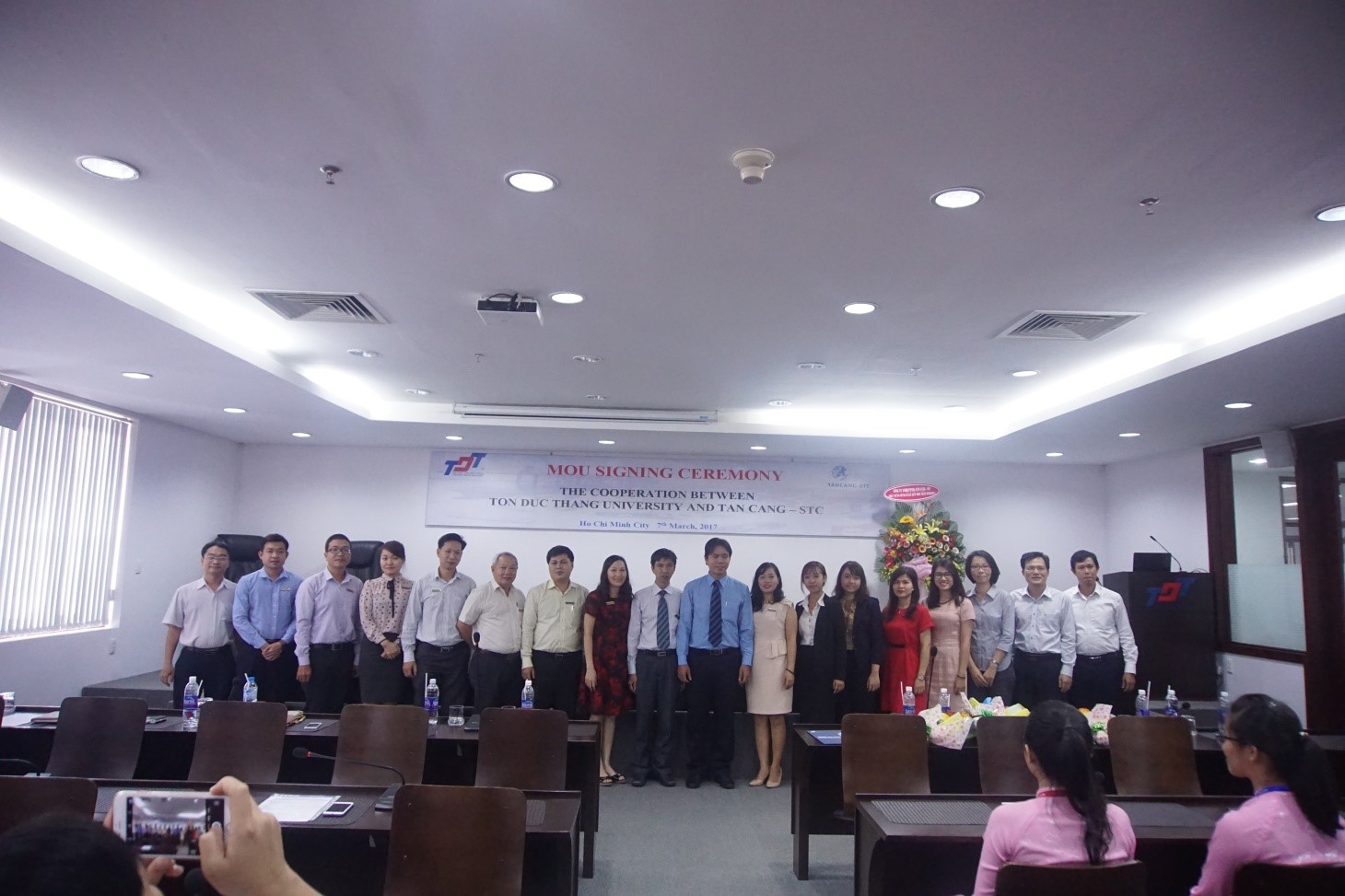 Tập thể GV Khoa QTKD và TÂN CẢNG – STC chụp ảnh lưu niệm