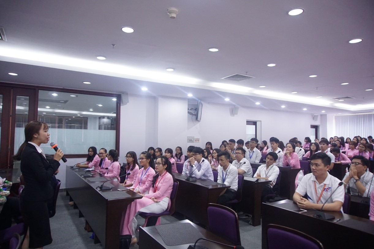 Các bạn sinh viên hào hứng đặt câu hỏi và lắng nghe chia sẻ của Chuyên viên Tân Cảng – STC