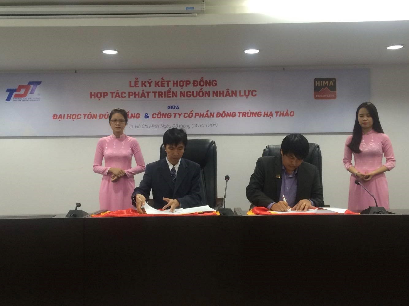 Tiến sĩ Võ Hoàng Duy - Phó Hiệu trưởng Trường Đại học Tôn Đức Thắng và ông Đỗ Văn Huệ - Tổng Giám đốc công ty cổ phần HIMA đang thực hiện ký kết