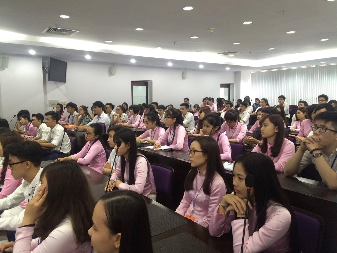 Sinh viên chăm chú lắng nghe phần giới thiệu nội dung chương trình học phần Thực hành chuyên môn 2