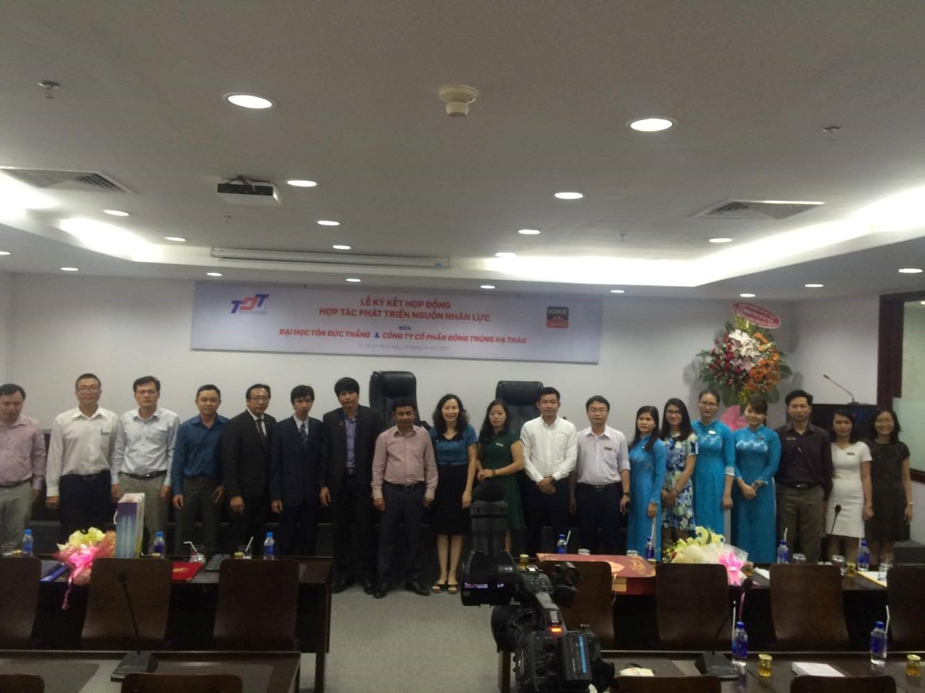 Ảnh lưu niệm của Đại diện Trường Đại học Tôn Đức Thắng và Công ty Cổ phần HIMA