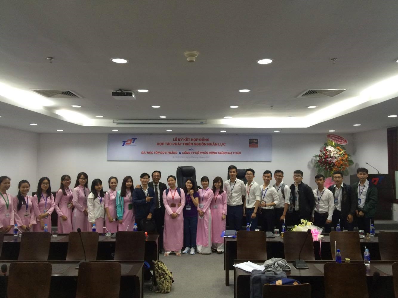 Ảnh lưu niệm của Đại diện sinh viên Trường Đại học Tôn Đức Thắng và Ông Lê Tấn Trung - Công ty Cổ phần HIMA