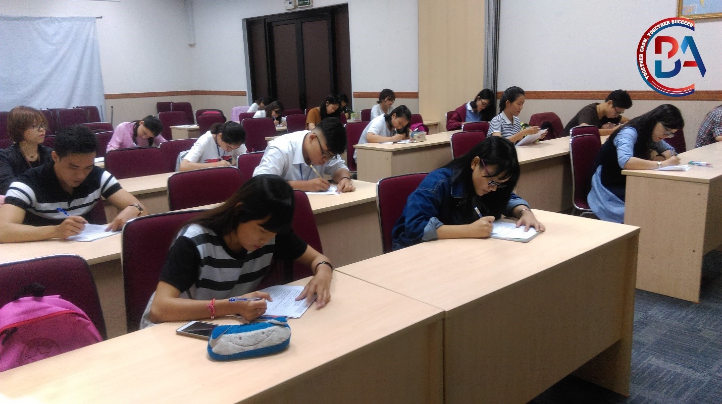 Hình 4: Các thí sinh làm bài với sự nghiêm túc và tinh thần tập trung cao độ