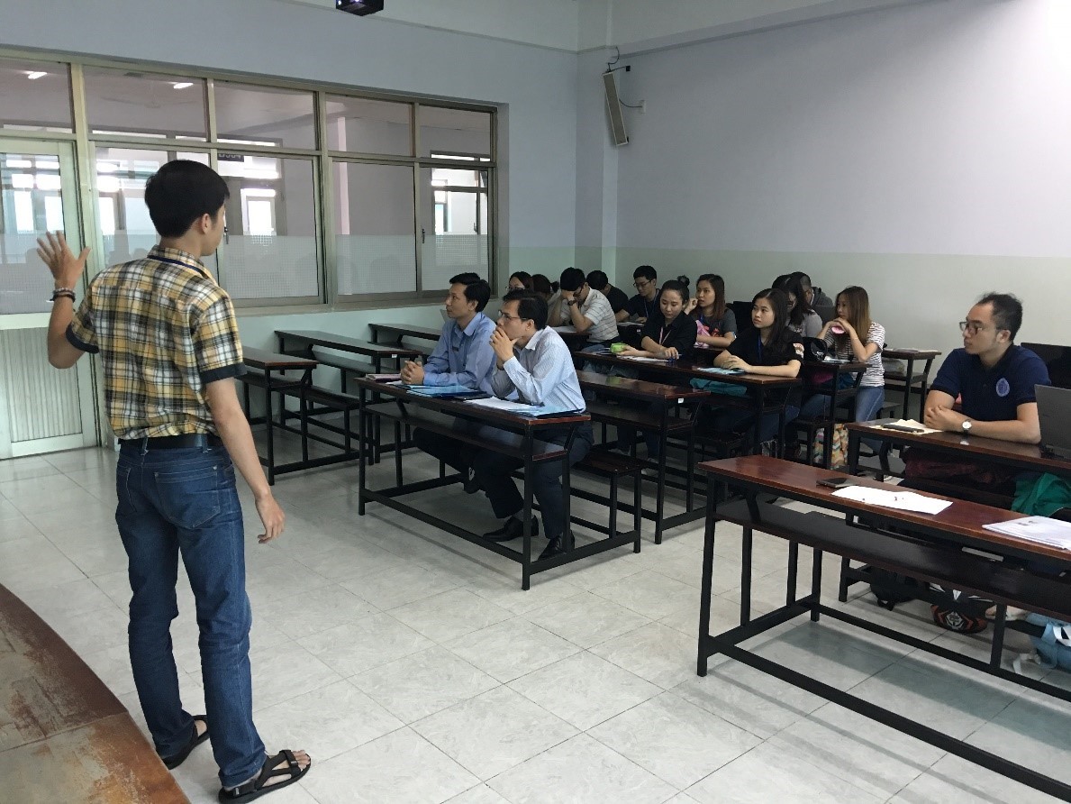 Các thành viên hội đồng lắng nghe các thí sinh trình bày