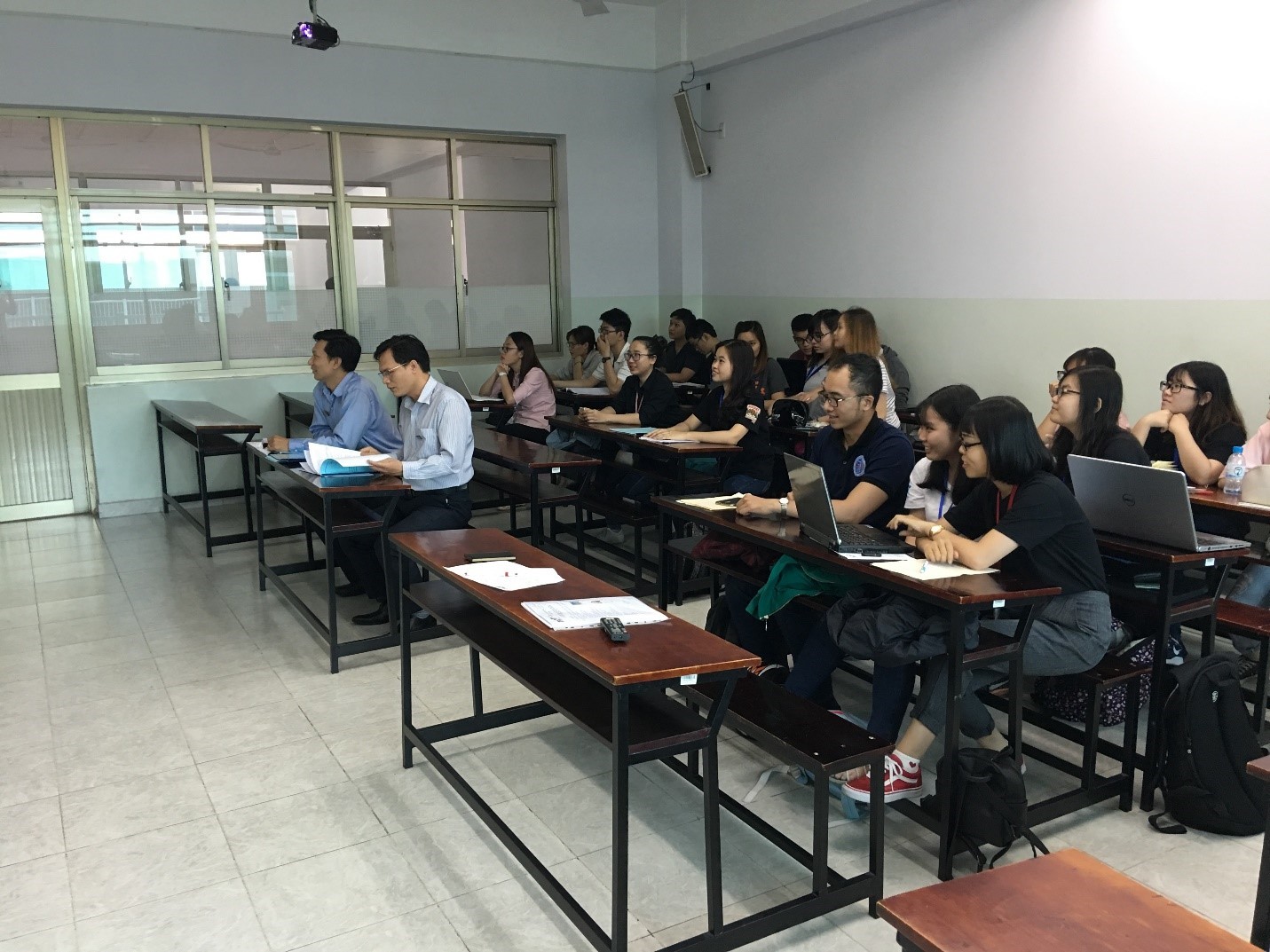 Các thành viên hội đồng góp ý và chấm điểm cho các nhóm