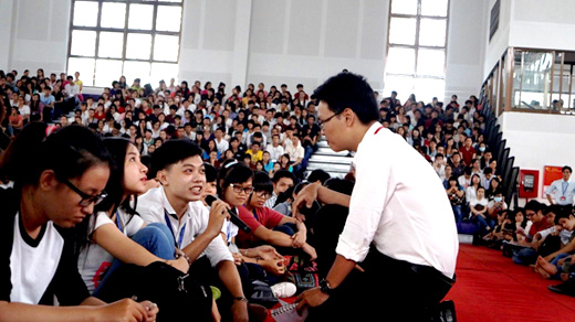 Kỳ Vọng chia sẻ kinh nghiệm học tập với các bạn tân sinh viên