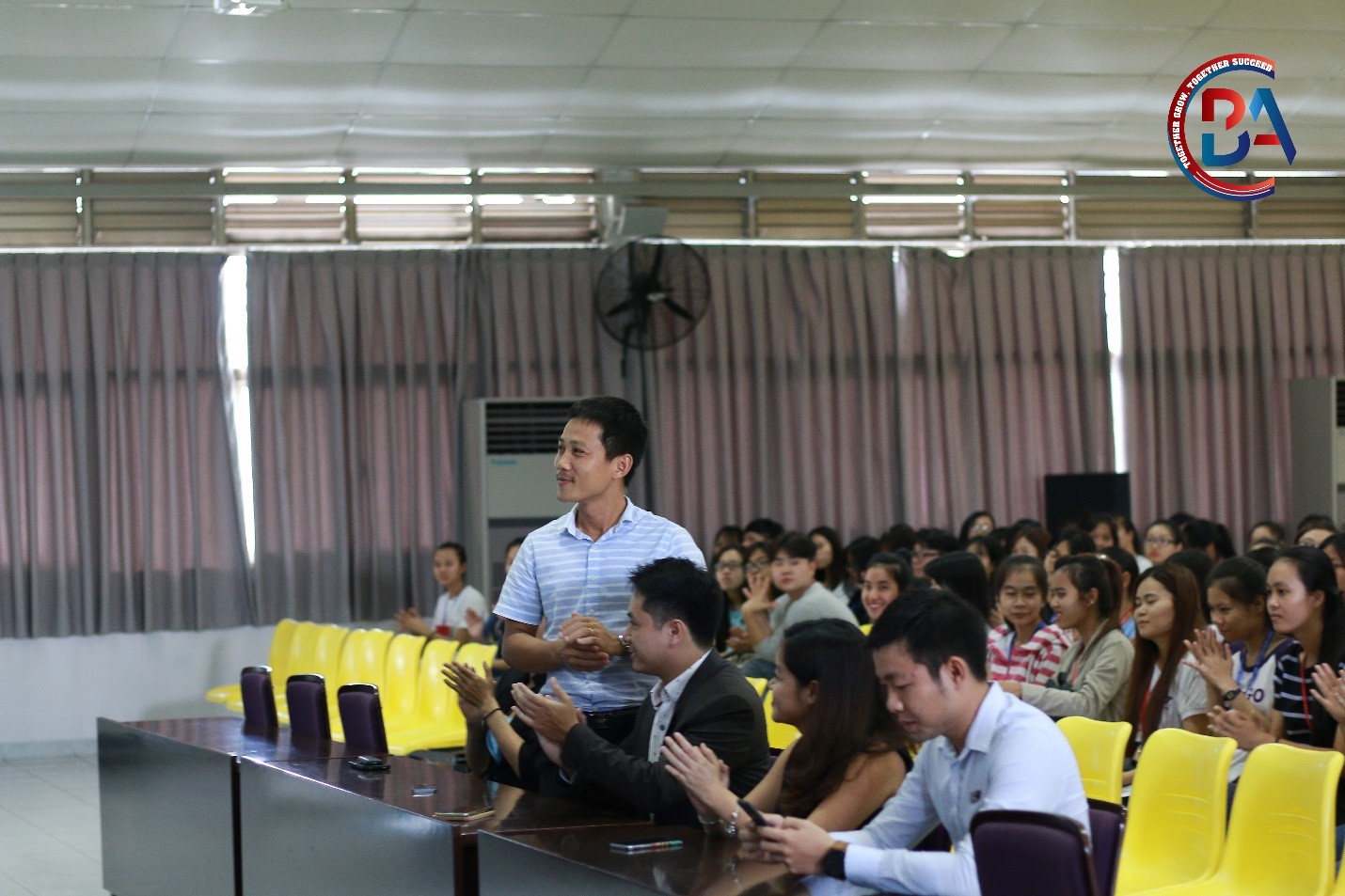 In the next part of the Talkshow, the 6B hall was becoming more and more animated with a variety of questions from other students to our four guests. 