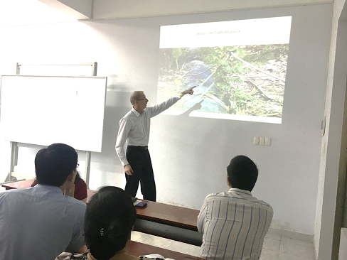 Giáo sư Jan Bentzen đang trình chiếu hình ảnh thực tế của dự án