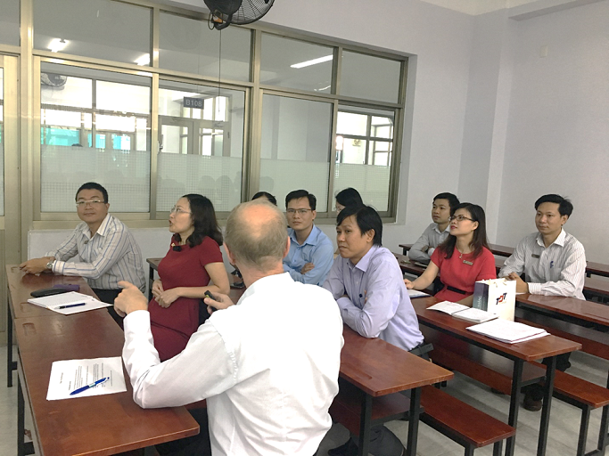 Phần thảo luận sôi nổi giữa Giáo sư Jan Bentzen và giảng viên của Khoa