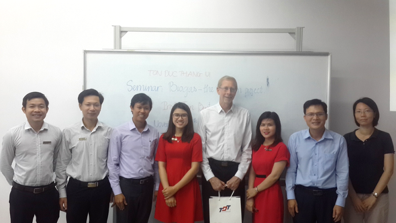 Tập thể giảng viên của khoa chụp ảnh lưu niệm cùng Giáo sư Jan Bentzen
