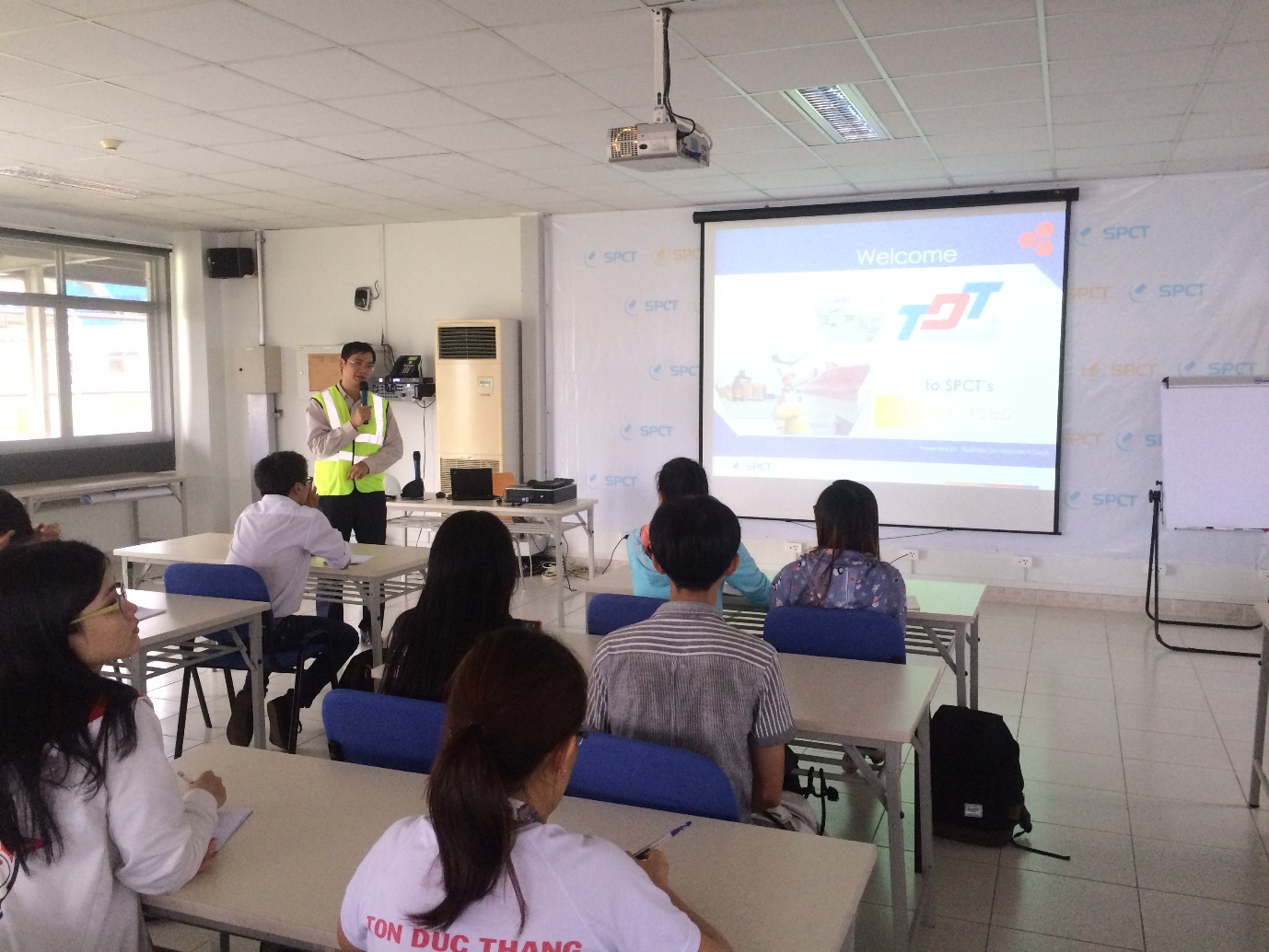 Anh Tuấn đang giảng về những vấn đề cần lưu ý trong giao nhận hàng container.