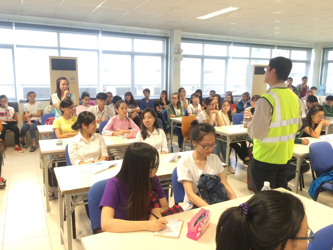 Sinh viên được trực tiếp đặt câu hỏi trực tiếp cho Trịnh Quang Tuấn, Trưởng phòng Marketing về các nghiệp vụ trong giao nhận vận tải đường biển.