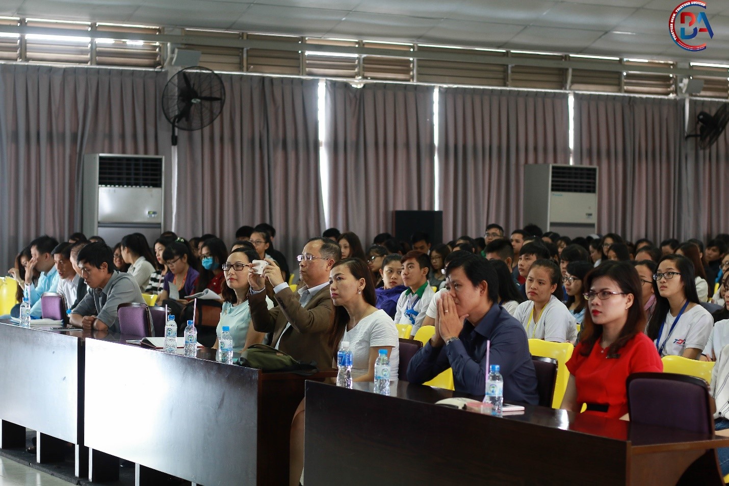 Buổi tọa đàm với đề tài khá “hot” nên đã thu hút hơn 500 sinh viên chuyên ngành Marketing tham dự giao lưu và chia sẻ.