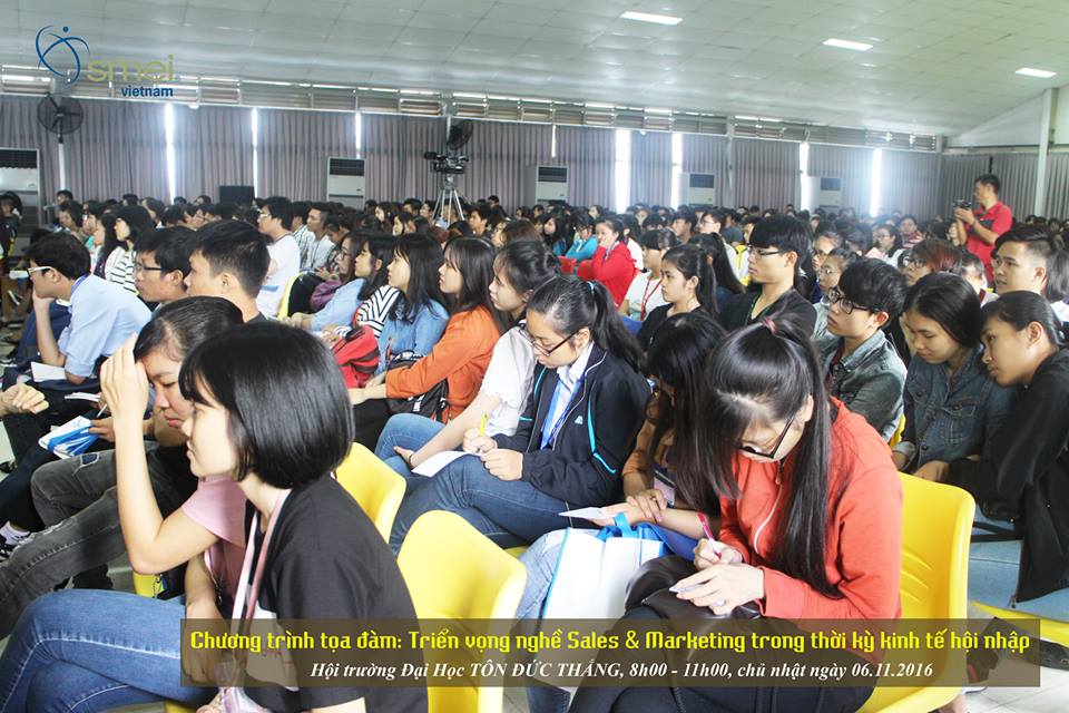 Phần tiếp theo của buổi tọa đàm là phần giao lưu giữa các khách mời và các bạn sinh viên. 