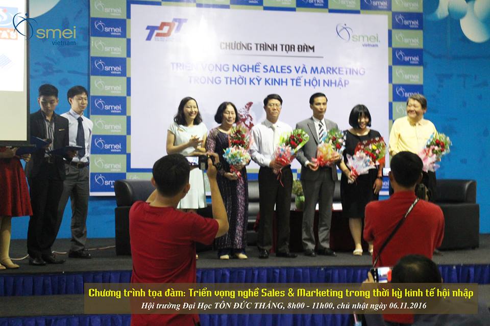 Kết thúc buổi tọa đàm, TS. Phạm Thị Minh Lý - Trường Khoa Quản Trị Kinh Doanh đã gửi tặng những đóa hoa để cảm ơn sự xuất hiện cũng như những chia sẻ từ các vị khách mời.