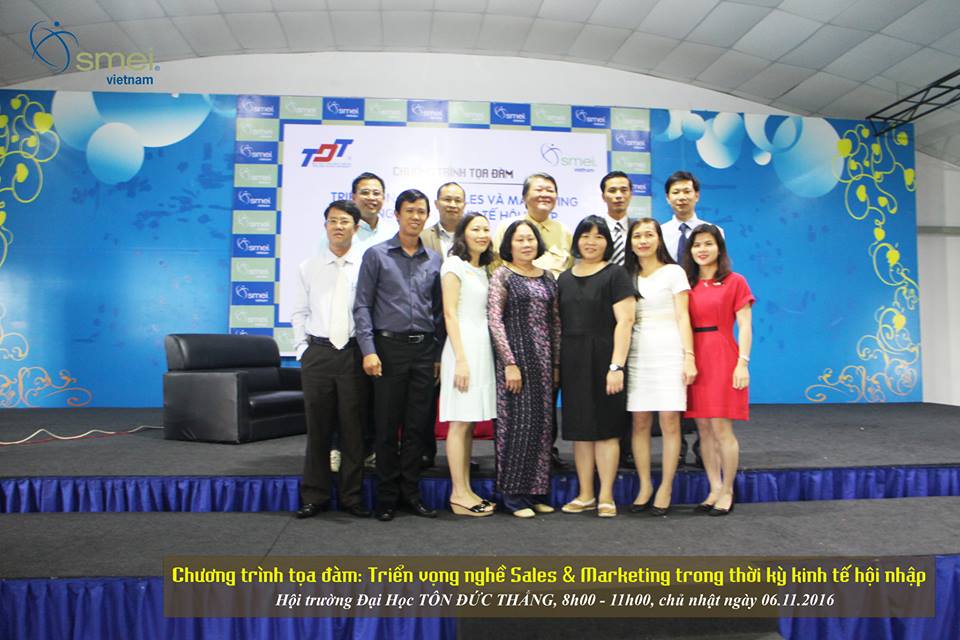 Tập thể Giảng viên Khoa QTKD chụp hình lưu niệm với các diễn giả, khách mời