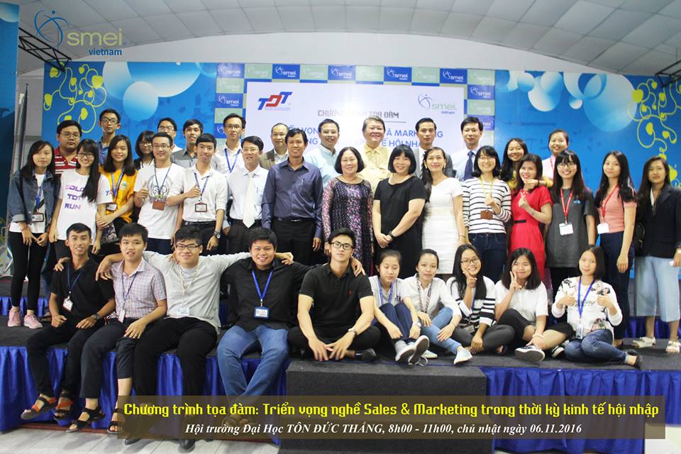 Ban tổ chức, CLB BAC của khoa Quản trị kinh doanh chụp hình lưu niệm với thầy cô và các khách mời, diễn giả