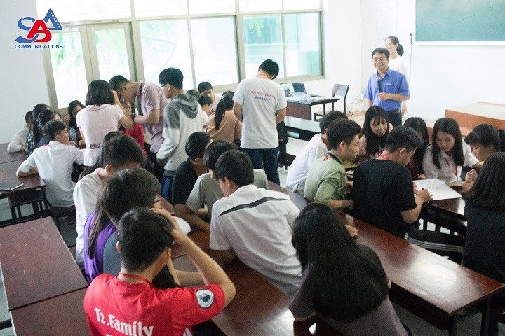 Các bạn học sinh đang cùng nhau thể hiện ý tưởng của mình trong các phần thi