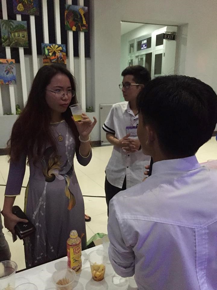 Khách mời dùng thử sản phẩm