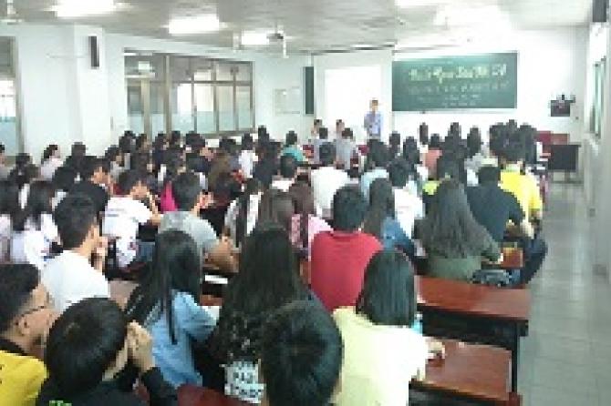 Buổi giao lưu giữa chuyên gia với sinh viên học môn Kinh tế Vi mô và Kinh tế Vĩ mô